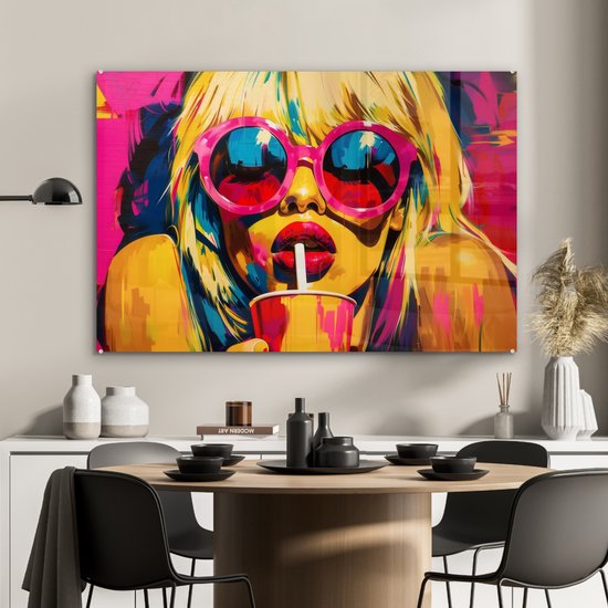 MuchoWow® Glasschilderij 120x80 cm - Schilderij acrylglas - Zonnebril - Roze - Vrouw - Rietje - Foto op glas - Muurdecoratie woonkamer - Wanddecoratie slaapkamer - Schilderijen