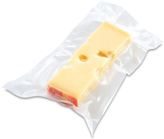 Un morceau de fromage emballé sous vide dans un sac transparent.