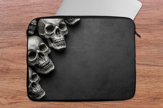 Laptophoes 17 inch - Skelet - Doodshoofden - Schedels - Zwart - Laptop sleeve - Binnenmaat 41x28 cm - Zwarte achterkant