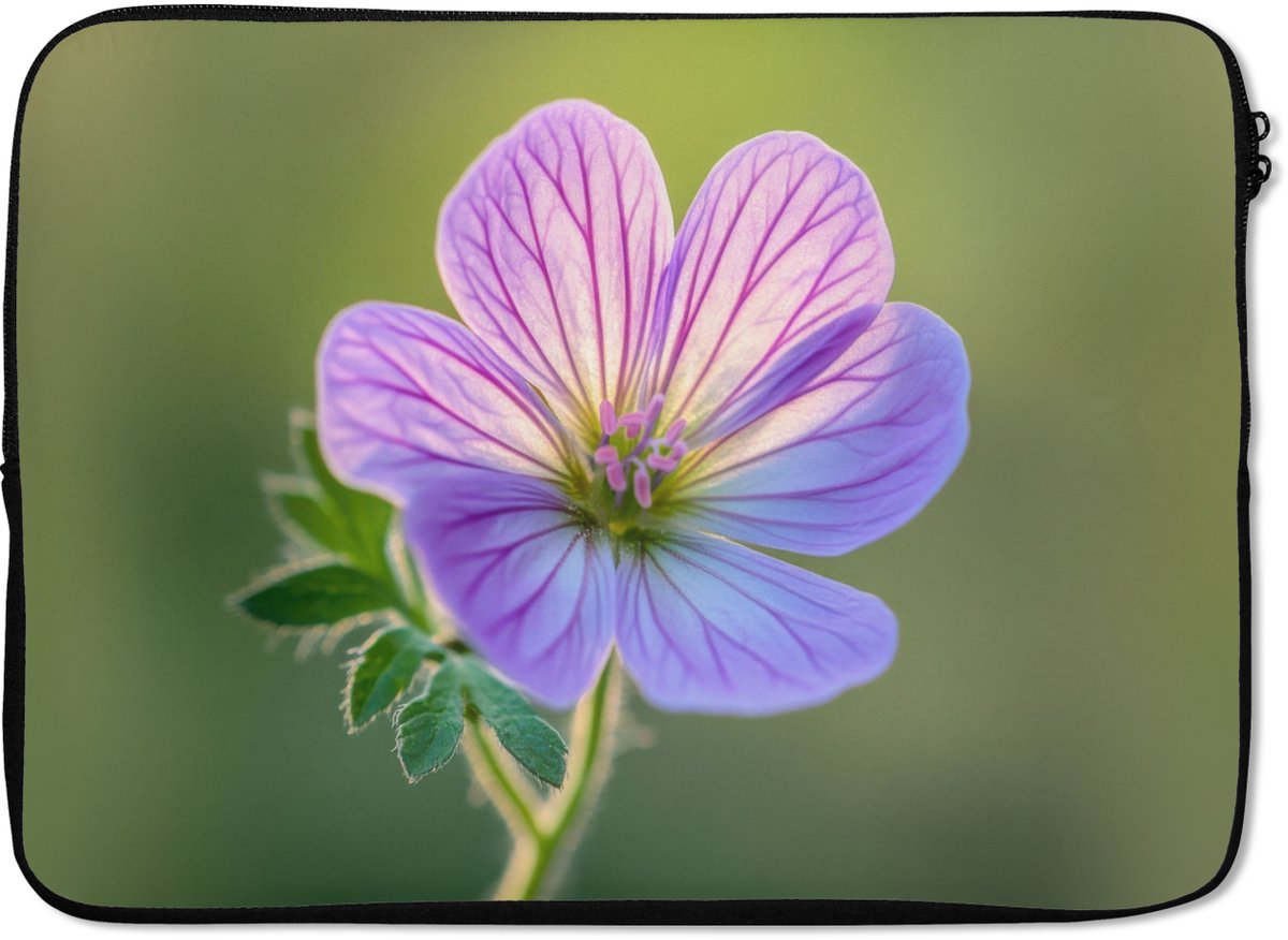 Laptophoes 14 inch - Bloem - Close up - Paars - Laptop sleeve - Binnenmaat 33x23 cm - Zwarte achterkant
