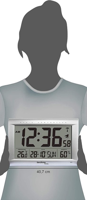 Zilverkleurige radio-gestuurde klok van 40,7 cm breed, getoond door een silhouet. Toont tijd, datum, temperatuur (26.0 C) en luchtvochtigheid (60%).