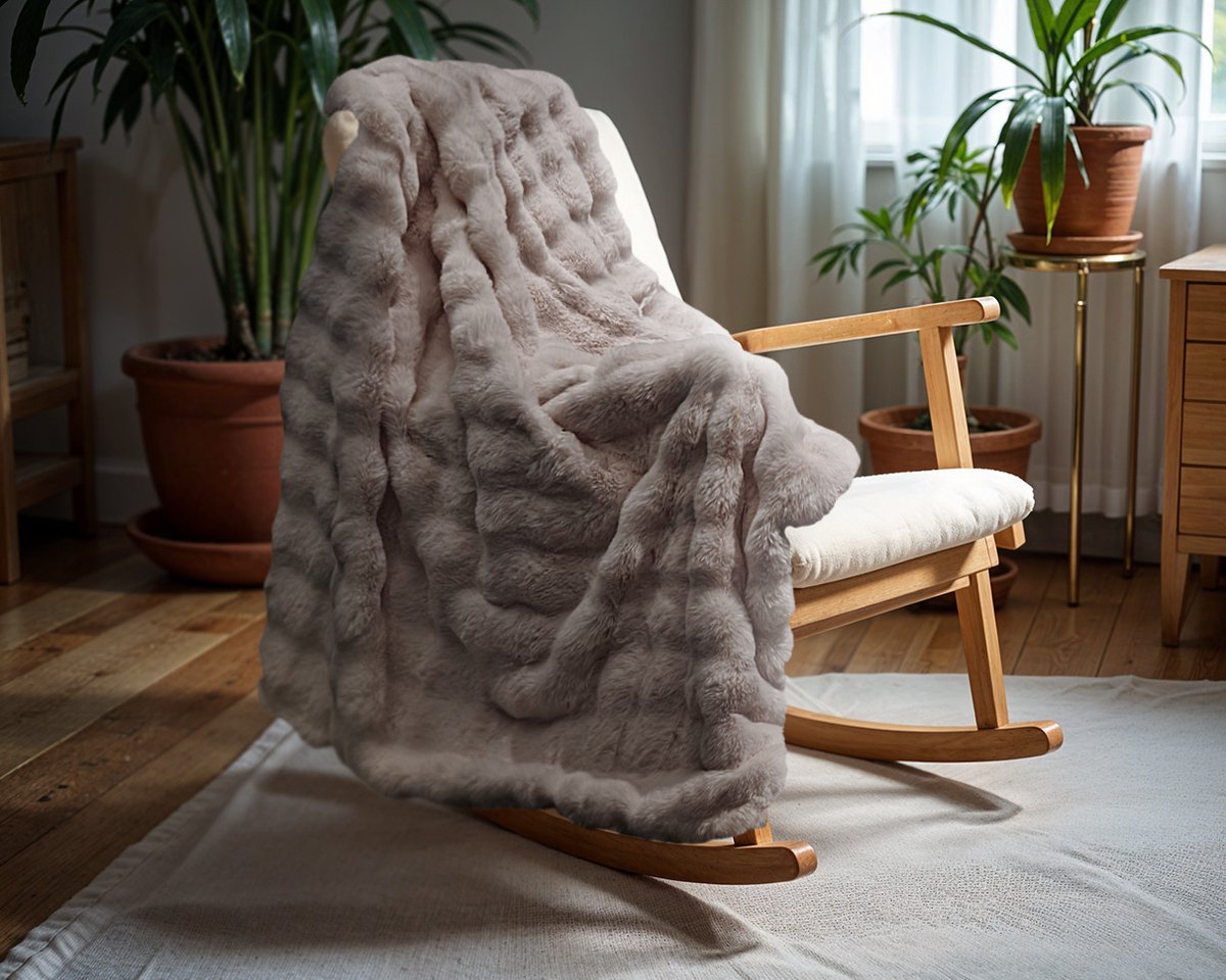 Primaviera Deluxe Pom Rabbit Fur plaid Taupe/Rose 150 x 200 cm