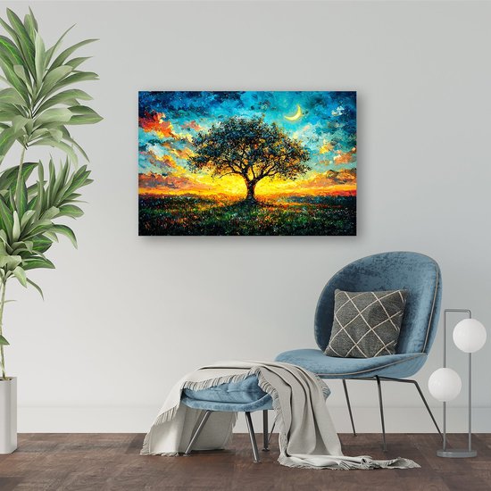 Een schilderij van een boom bij zonsondergang met een halve maan, geplaatst boven een blauwe fauteuil.