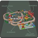 Uitgebreide houten treinbaan met draaiplateau, hijskraan, hangbrug en grondplaat.