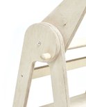 Detail van het scharnier en de knop van een houten kinderopstapje.