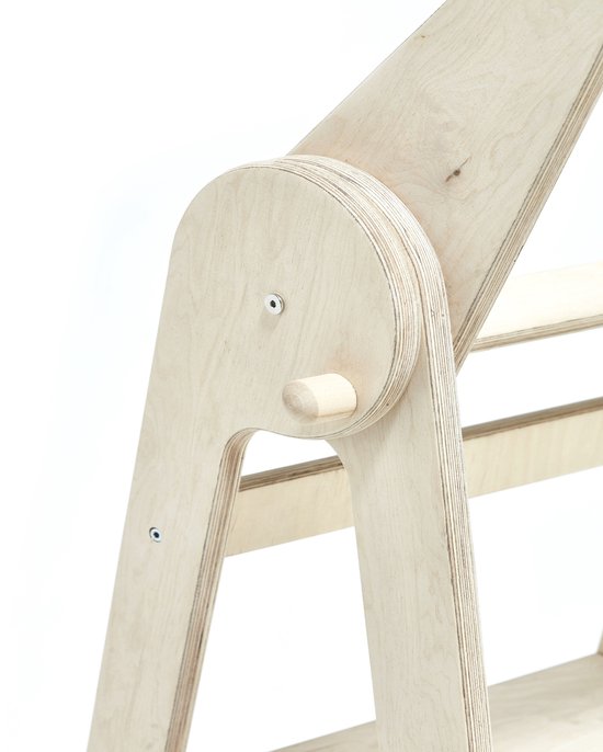 Detail van het scharnier en de knop van een houten kinderopstapje.