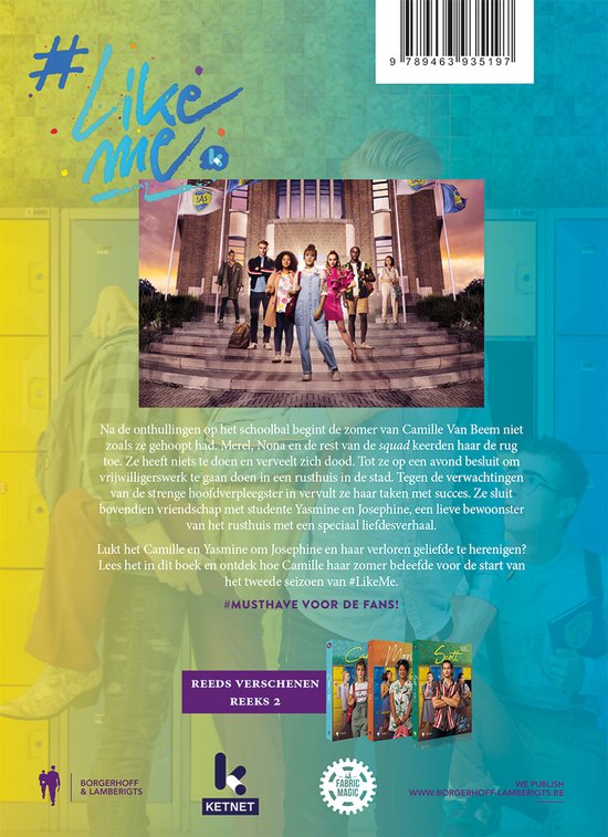Achterkant van het boek 'LikeMe 2 - Camille' met een groepsfoto van de cast voor een school en beschrijving van het boek.