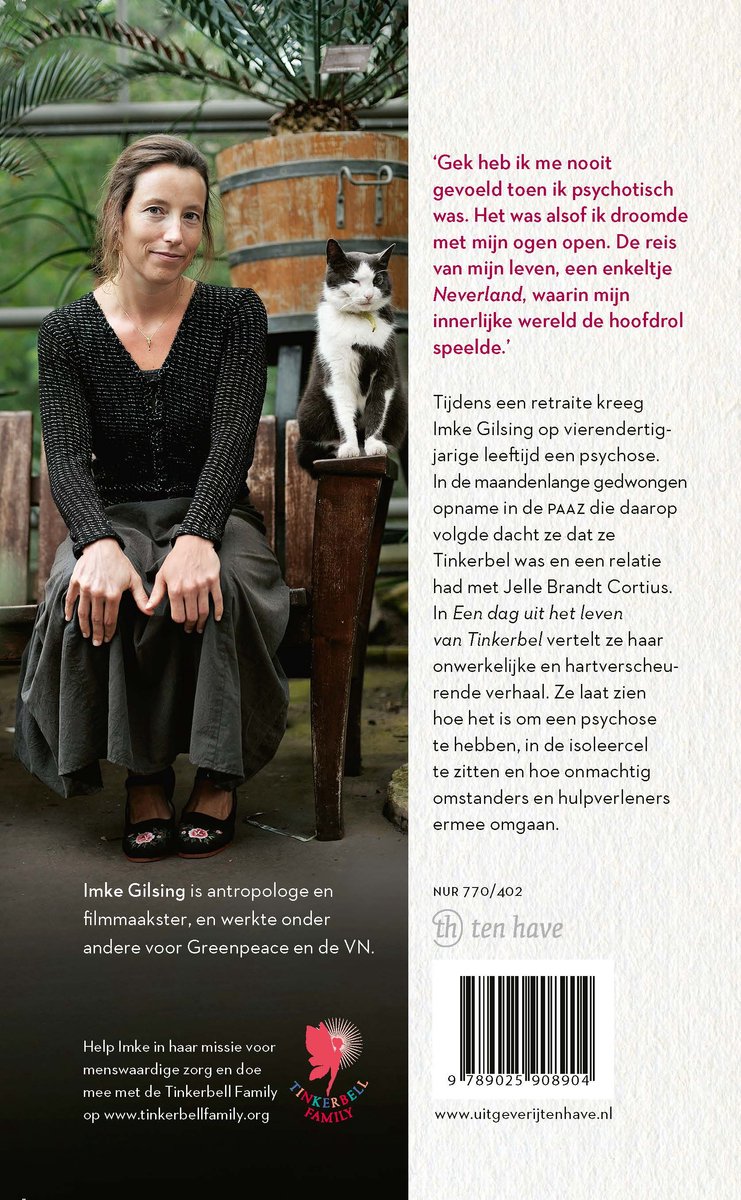Een vrouw zit naast een zwart-witte kat op een stoel. Ze is antropologe en filmmaker.