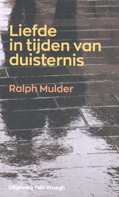 Boek "Liefde in tijden van duisternis" door Ralph Mulder. Grijze, natte stenen op de voorgrond met gele en oranje tekst.