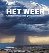 Boekcover met dramatische regenpil van een storm boven een stad. Titel: Het Weer. Geschiedenis van de grillige atmosfeer.