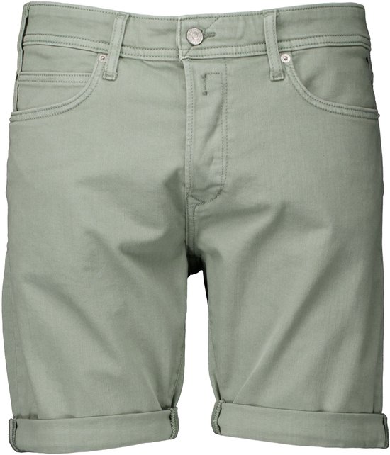 Le devant d'un short Replay vert olive avec des ourlets roulés. Le short a cinq poches, dont deux poches arrière plaquées.
