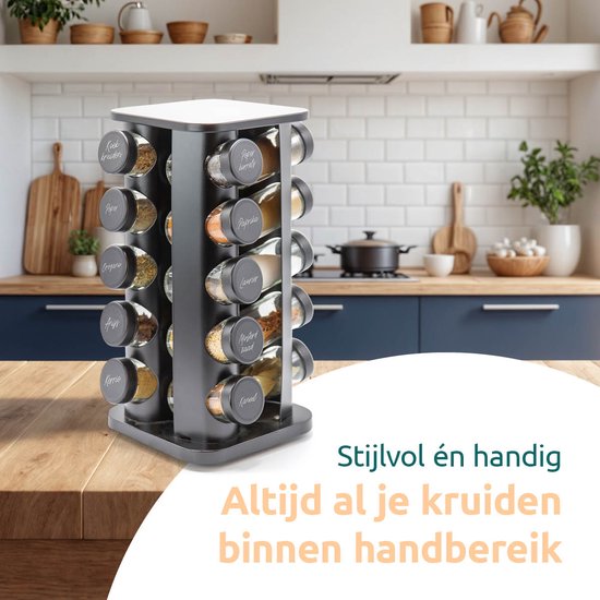 Zwart, draaibaar kruidenrek gevuld met specerijen, op een houten aanrecht in een keuken.
