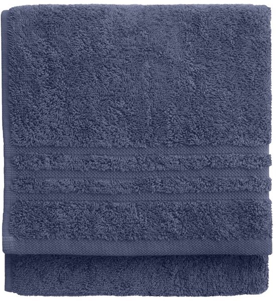 Een donkerblauwe handdoek met een zachte textuur en twee decoratieve banden.