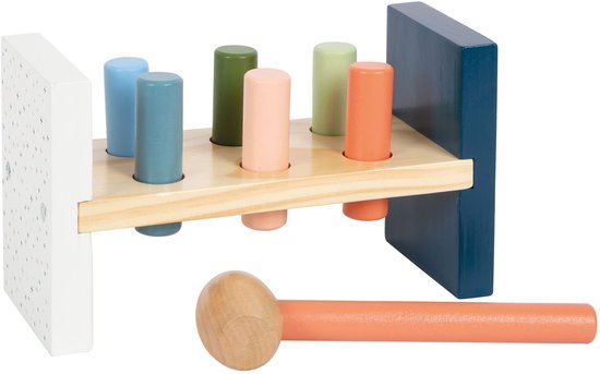 Houten hamerbank met witte, gestippelde staander, zes kleurrijke pinnen en een hamer met oranje steel.