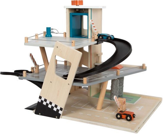 Houten speelgoedgarage met hellingbaan, lift, wasstraat, slagboom en twee auto's: een blauwe en een oranje.