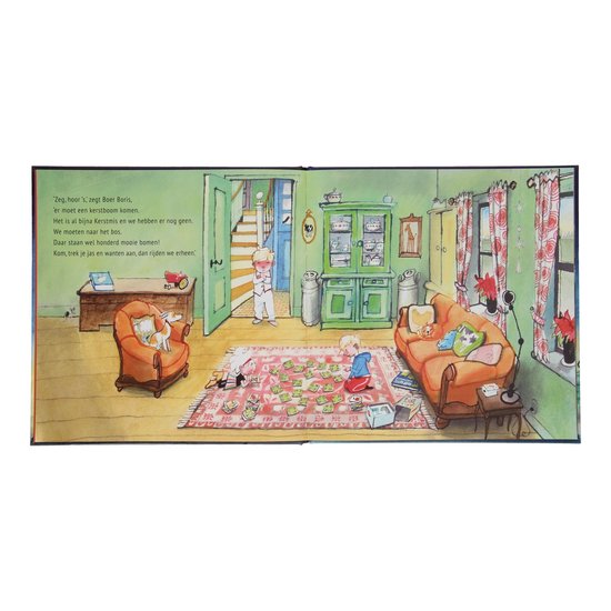 Een woonkamer met een oranje bank, een oranje stoel, een open trap en een grote groene kast. Op de vloer ligt een kind te spelen.