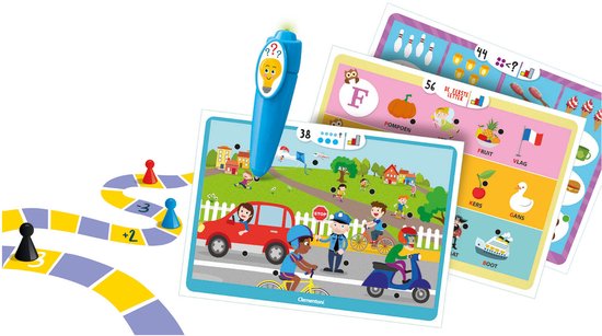 Blauwe interactieve pen en educatieve kaarten met een verkeersscène, objecten en een spelbord met pionnen.