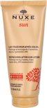 Nuxe Sun after-sun lotion, gouden tube met rode boomprint. 'Refreshing after-sun lotion, Nuxe Sun Playlist'.