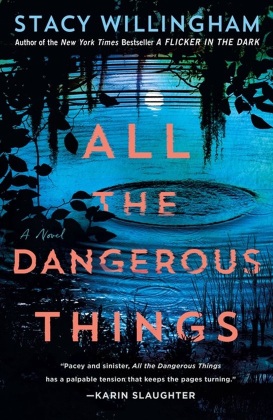 Boekomslag van 'All the Dangerous Things' door Stacy Willingham. Met een donkere, waterige achtergrond en de titel in oranje letters.