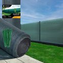 Rol groen schaduwdoek met kabelbinders en bevestigde erfafscheiding.