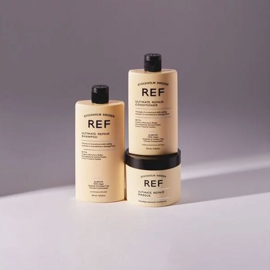 Een REF Stockholm Ultimate Repair Shampoo, Conditioner en Masque in lichtgele flessen en pot.