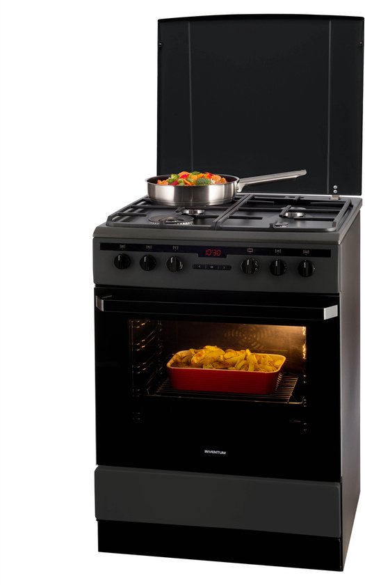 Zwart gasfornuis met open oven en een pan met groenten op de kookplaat.