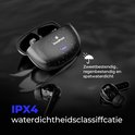 Zwarte draadloze oordopjes bedekt met waterdruppels, met IPX4 waterdichtheidsclassificatie en paraplu-icoon.