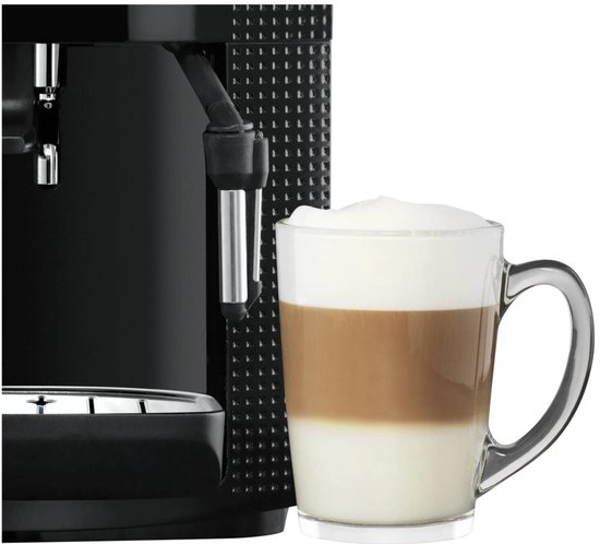 Zwarte Krups espressomachine met een glas latte macchiato met melkschuimlaagjes.