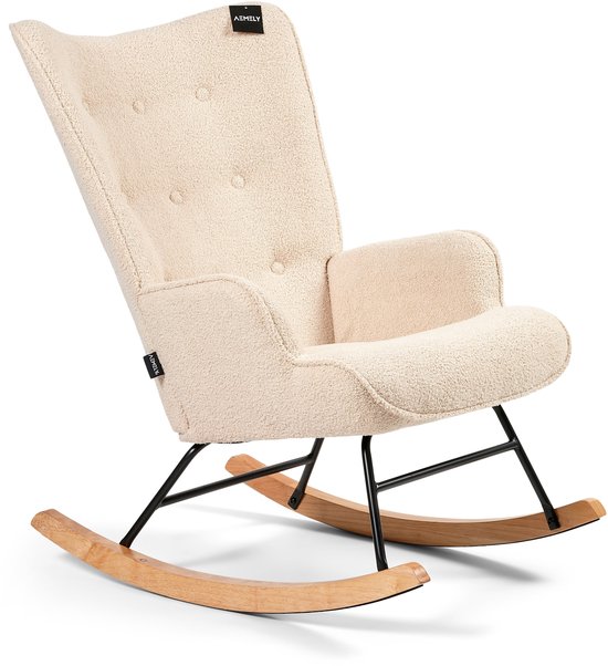 Crèmekleurige teddy schommelstoel met knopen, zwarte poten en houten gebogen basis.