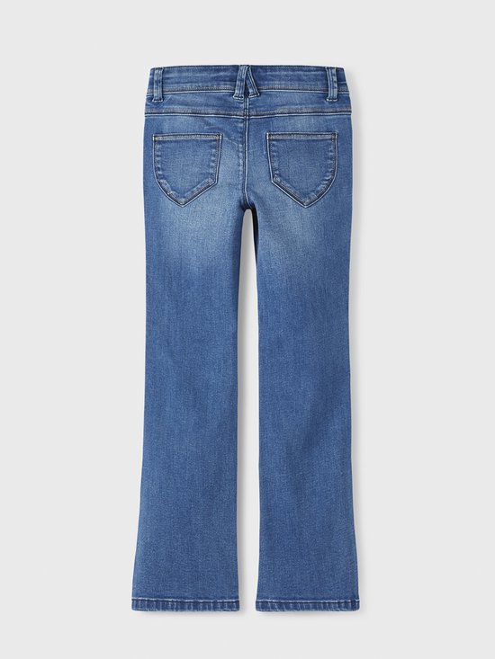 Achterkant van een blauwe jeans met twee zakken.