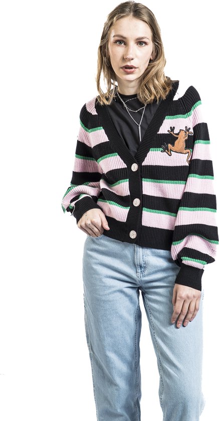 Model draagt een gebreide cardigan met roze, groene en zwarte strepen, met opgestikte kikker, blauwe jeans.
