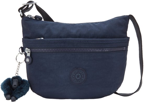 Donkerblauwe Kipling schoudertas met twee ritsvakken aan de voorkant en een donkerblauwe harige aap sleutelhanger.