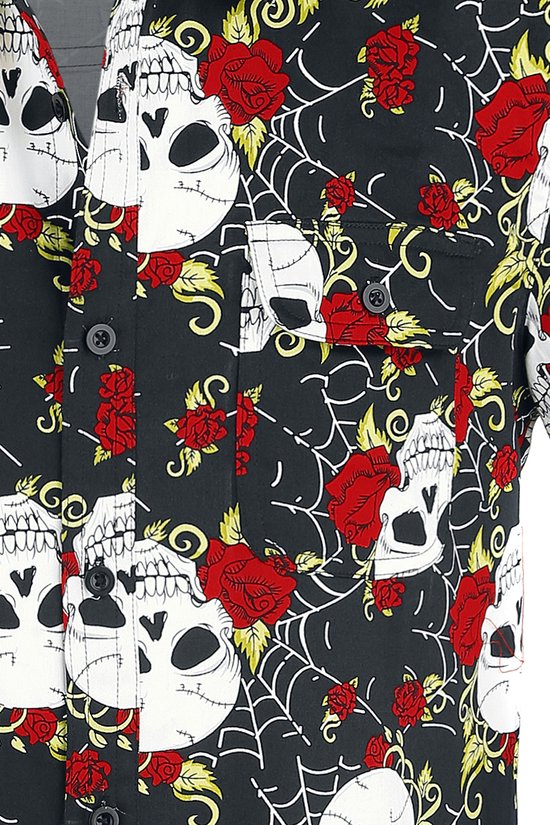 Detail van een zwart overhemd met korte mouwen, met witte schedels, rode rozen en spinnenwebben print.