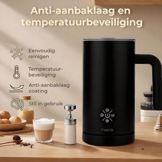 Zwarte melkopschuimer met anti-aanbaklaag en temperatuurbeveiliging, naast een glas melkschuim.