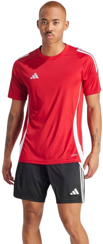 Rood sportshirt voor heren met witte accenten op de schouders en zijkanten. Het shirt heeft korte mouwen en een ronde hals.