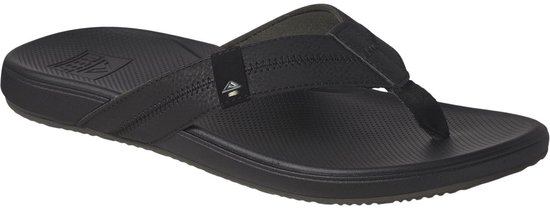 Zwarte Reef slipper, van de zijkant gezien, met textuur op de band.