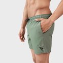 Gros plan de côté d'un maillot de bain vert olive uni avec cordon et logo sur l'ourlet.