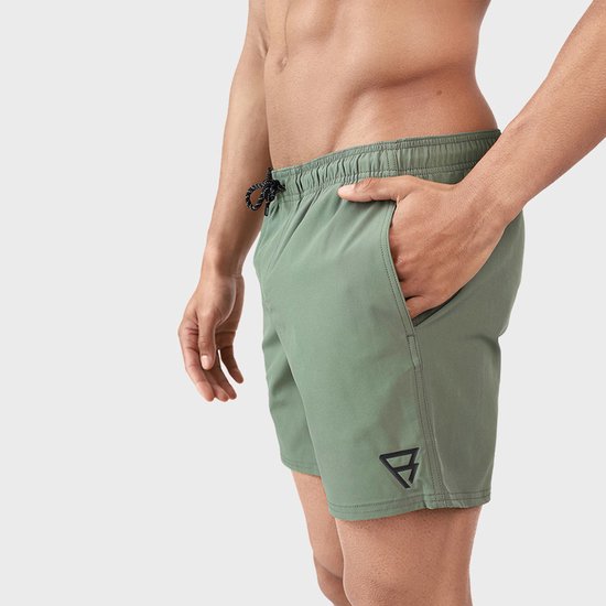 Gros plan de côté d'un maillot de bain vert olive uni avec cordon et logo sur l'ourlet.