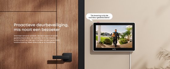 Een witte eufy tablet toont een bezorger aan de deur. Ernaast een houten deur met een zwart handvat.