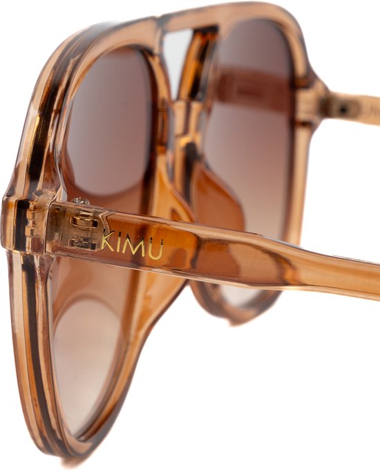 Gros plan sur lunettes de soleil aviateur monture marron transparent avec logo K.