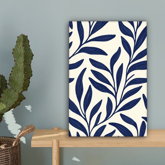 Abstract donkerblauw bladerenpatroon op een off-white achtergrond, naast een cactus.