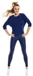 Donkerblauwe top met 3/4 mouwen en glanzende legging, gedragen door een blonde vrouw met haar handen in de zij.