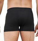 Zicht op de achterkant van een zwarte boxer, met zichtbare beenbeharing.