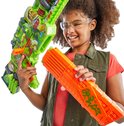 Meisje met beschermende bril lacht terwijl ze een felgroene Nerf Zombie Corrupter blaster en een oranje magazijn vasthoudt.