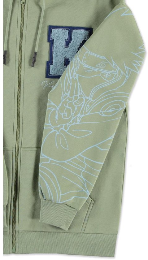 Detail van de mouw van een lichtgroene hoodie met een grafische print van Kakashi.