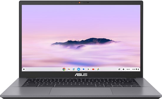 Een open donkergrijze ASUS Chromebook, frontaal gefotografeerd. Het scherm toont een paarsblauwe landschapsachtergrond. Het toetsenbord en het ASUS-logo zijn zichtbaar.