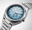 Citizen horloge met zilverkleurige titanium kast en band. Lichtblauwe wijzerplaat met geborstelde textuur en datumvenster.