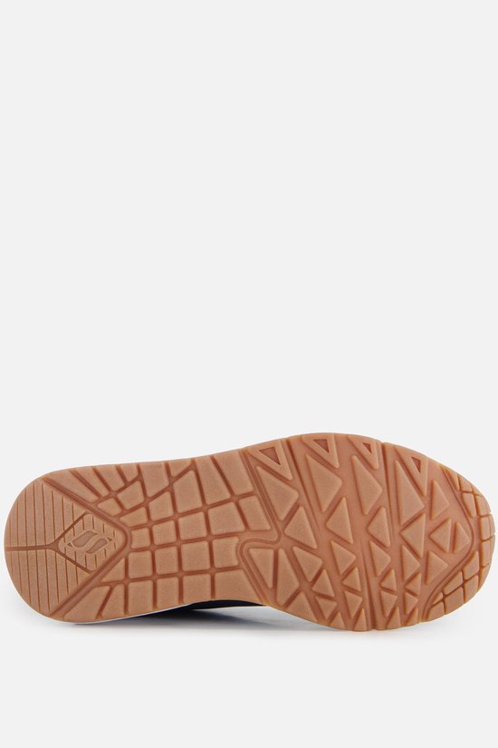 Zool van een blauwe Skechers sneaker met een bruin profiel.