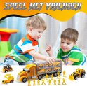 Twee kinderen spelen met een oranje vrachtwagen vol mini bouwvakkers, met losse voertuigen en poppetjes op de vloer.