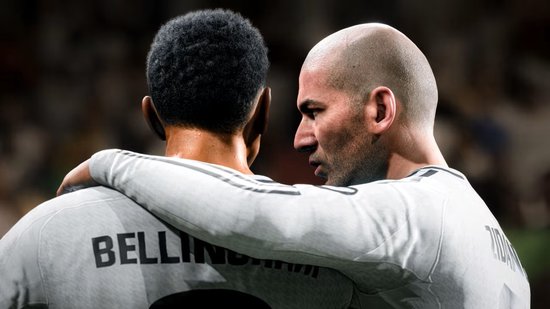 Twee footballspelers, één met rug naar de camera met "Bellingham" op shirt, de ander met kale hoofd.